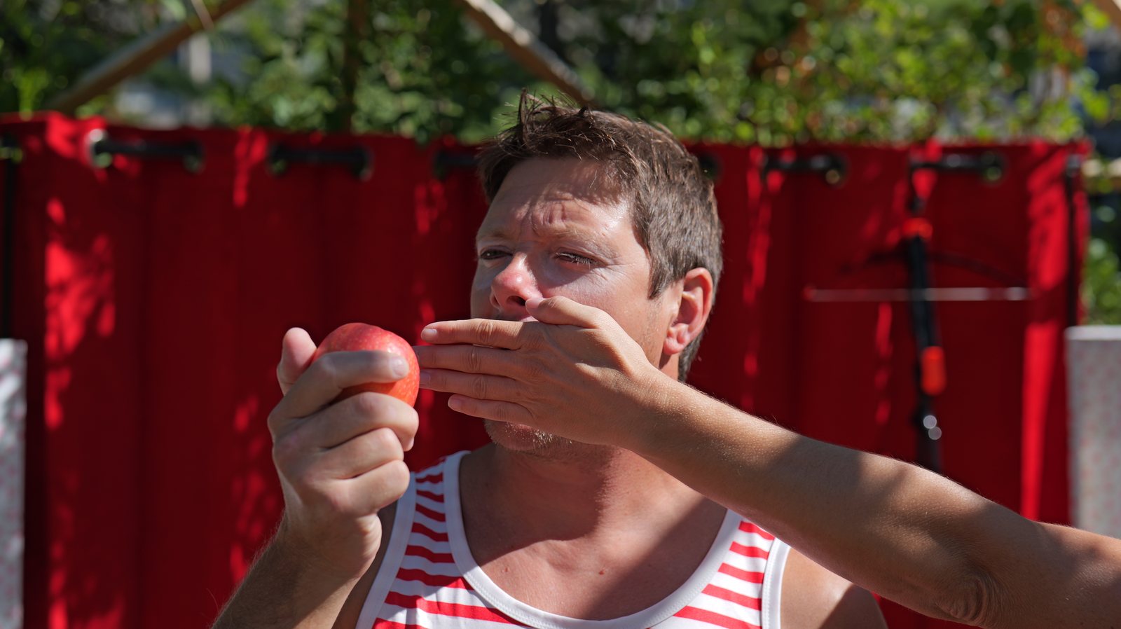 Ludovic avec une pomme, scène du spectacle