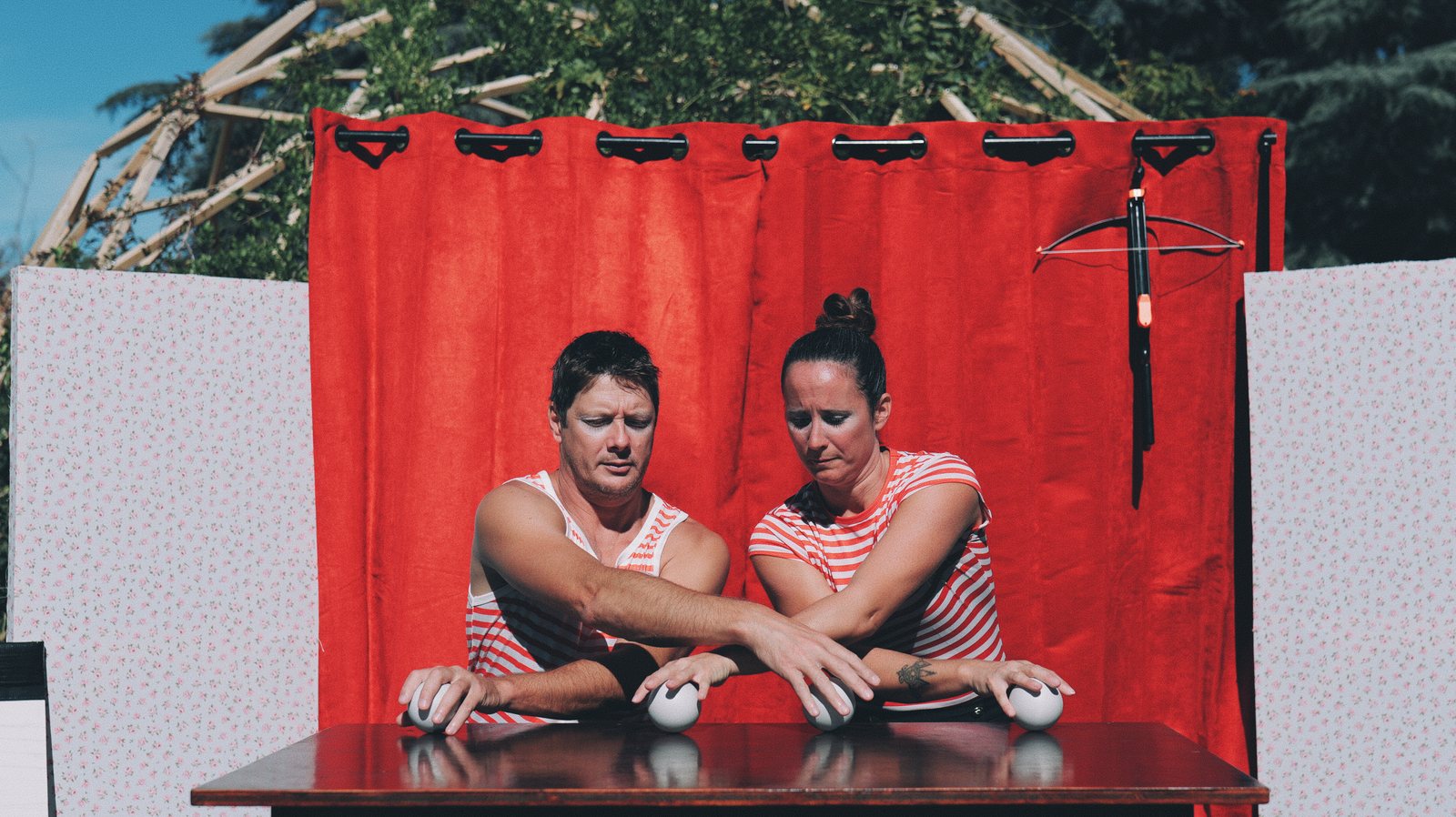 Ludovic et Bérengère jonglant à la table, scène du spectacle